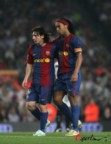 尽管表现顽 尽管表现顽